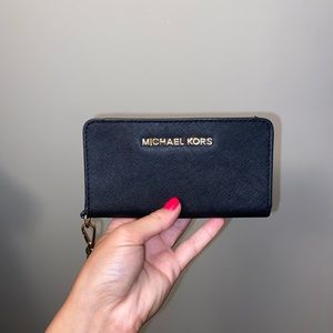 MICHAEL KORS wristlet
